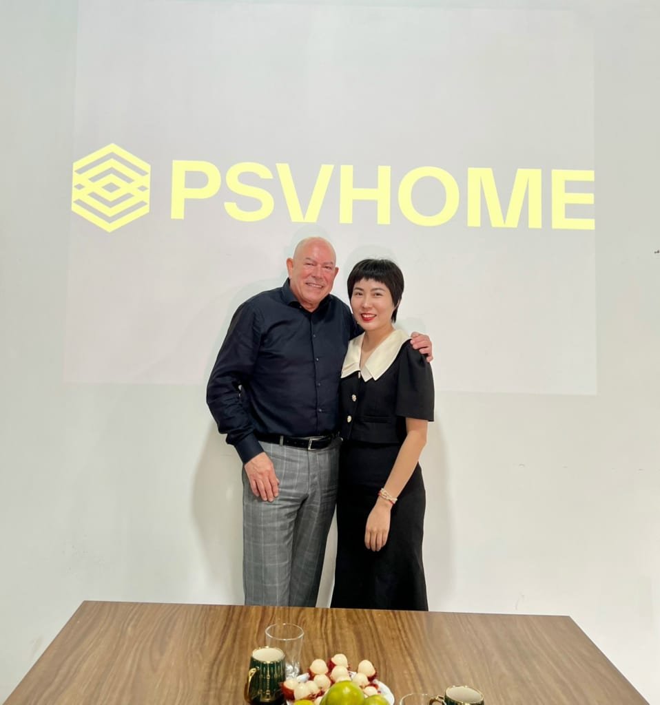 Đại diện Forest Hà Lan và đại diện PSV HOME chụp ảnh lưu niệm trước logo PSVHOME