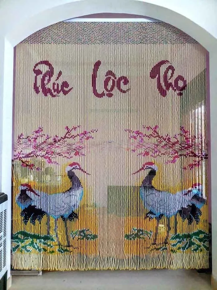 Rèm nhựa góp phần tạo sự thanh tịnh cho không gian thờ cúng