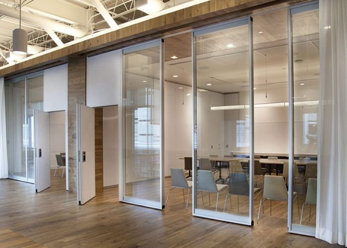 Vách ngăn được làm từ chất liệu kính cường lực bền bỉ