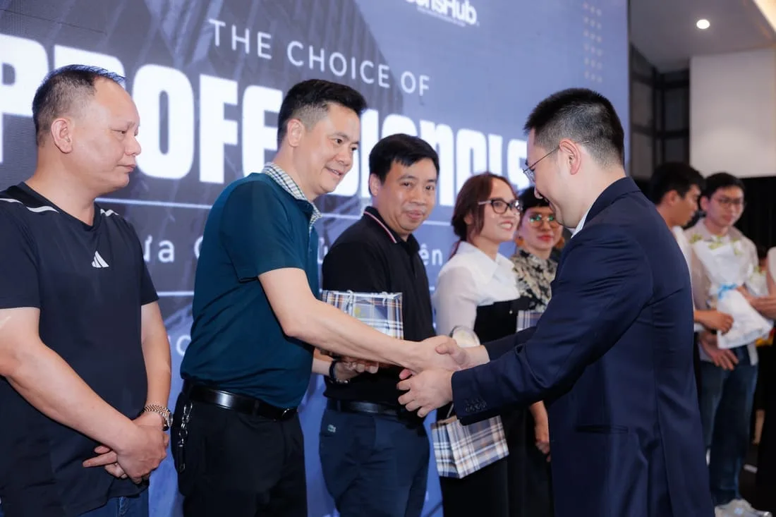 Đại diện PSV HOME trao quà cho khách mời tại sự kiện The Choice of Professionals