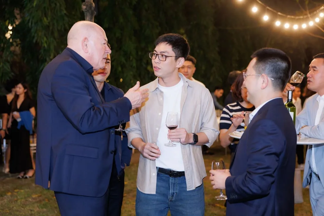 Khách mời giao lưu trong tiệc networking ngoài trời của sự kiện The Choice of Professionals