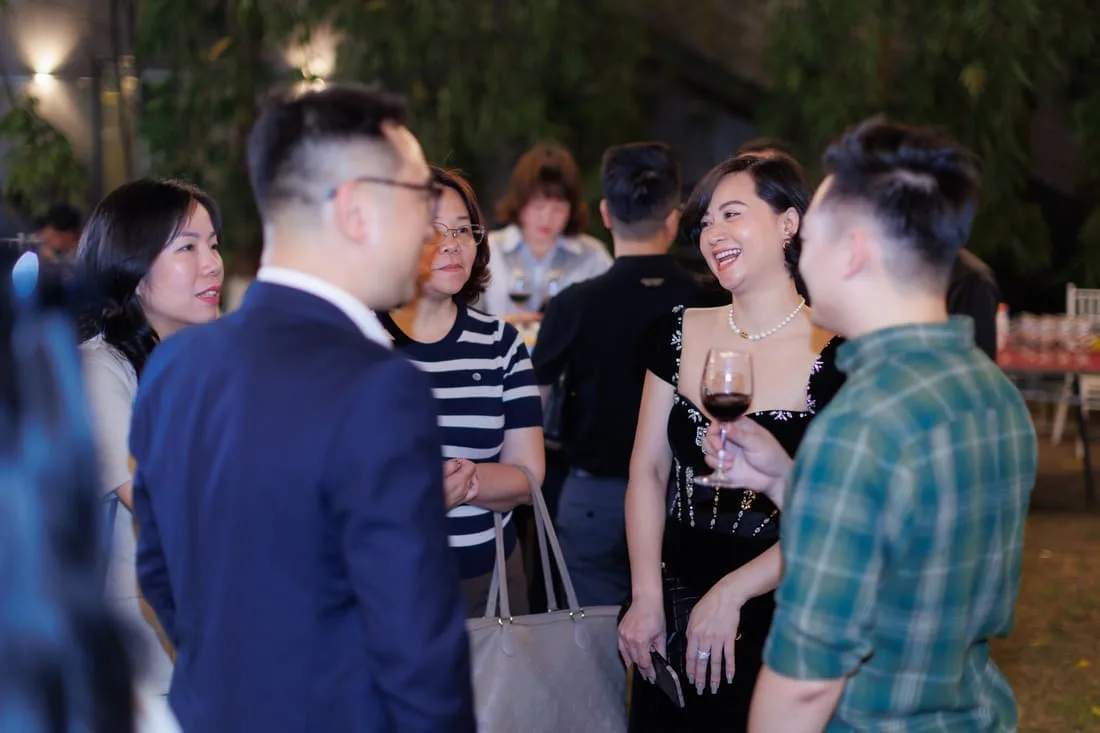 Khách mời trò chuyện trong tiệc networking sự kiện The Choice of Professionals